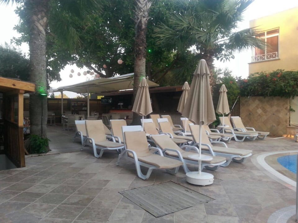 Liegen am Pool Makri Beach Hotel