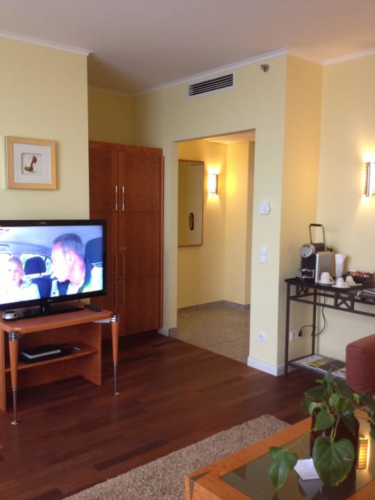 Wohnzimmer der Lady Suite zum Flur hin  Hilton Munich Airport