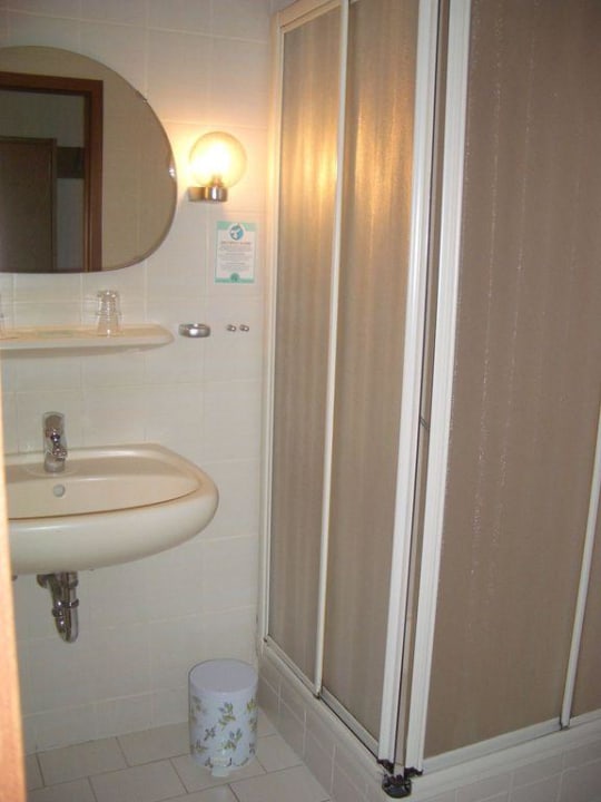 Das Bad zu Zimmer 104 Hotel Adler