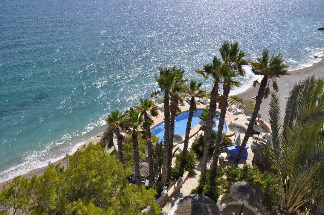 Ausblick auf Pool und Strand Hotel Servigroup Montiboli