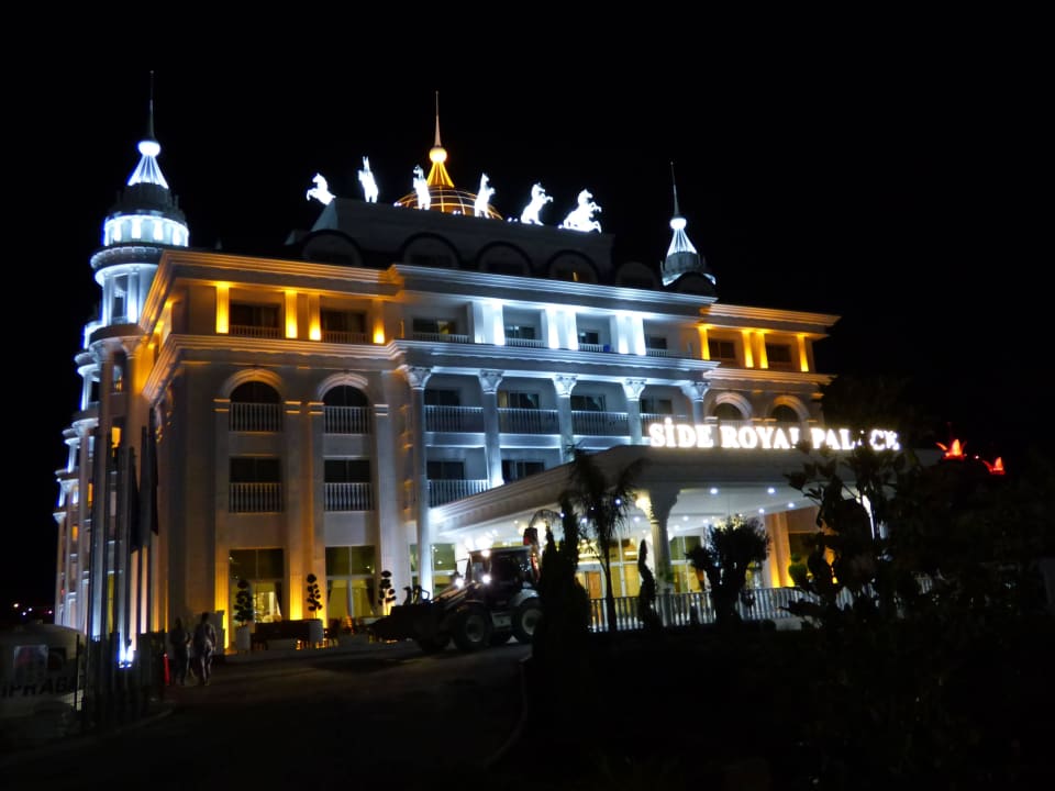 Bei Nacht Side Royal Palace Hotel & Spa