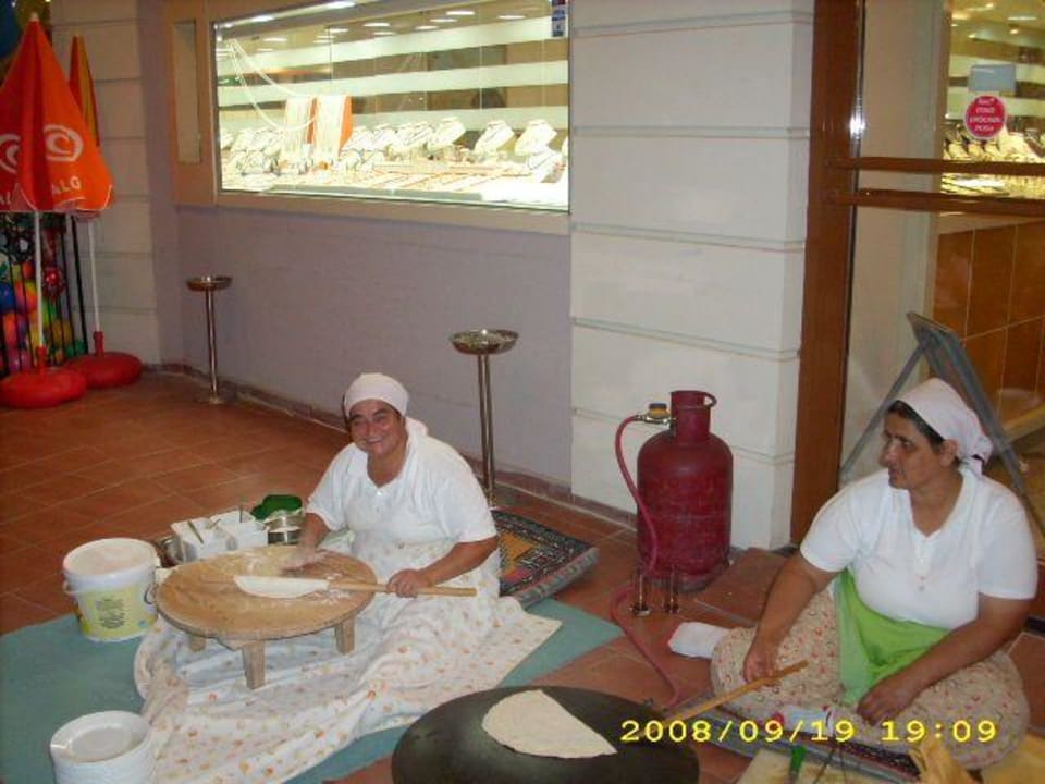 Die immer fleißigen Köchinnen Hane Family Resort