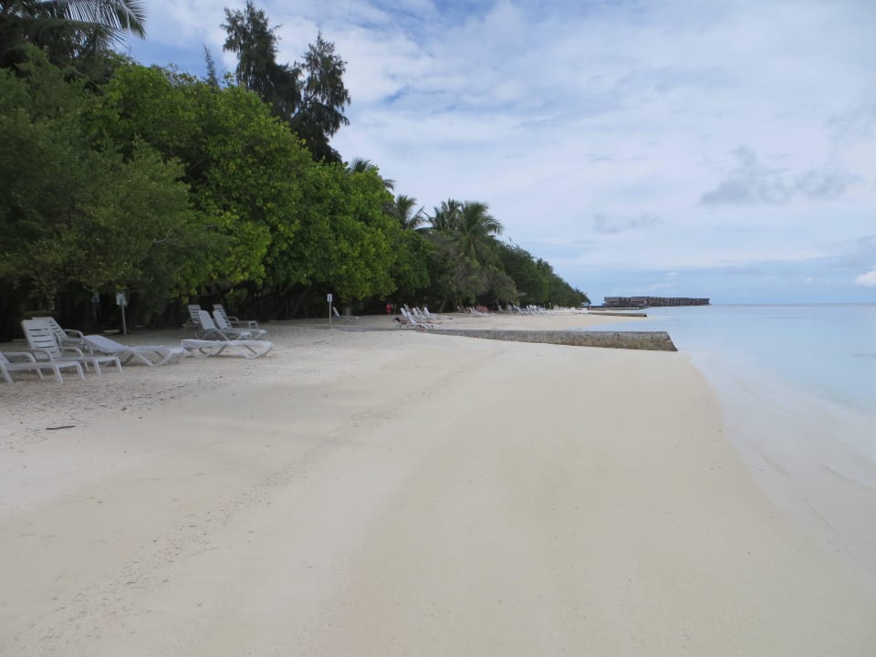 Spaziergang am Strand und den Beachvillen Adaaran Select Hudhuran Fushi - Premium All Inclusive