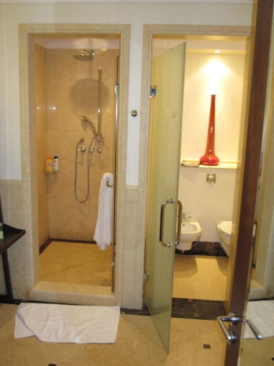 Badezimmer -Das WC und die Dusche The Westin Dubai Mina Seyahi Beach Resort & Marina