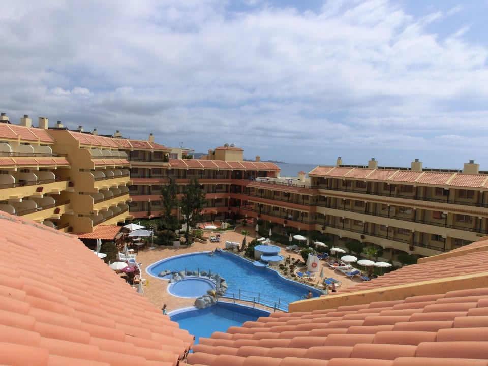 Blick auf die Pools von der Dachterrasse im 4.  HOVIMA Jardin Caleta