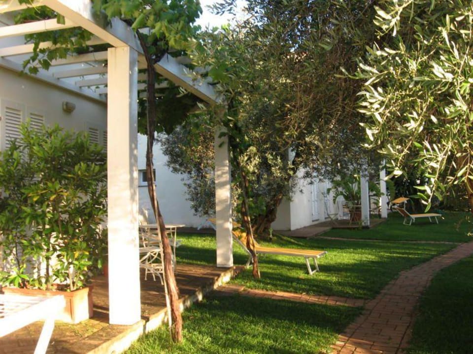unsere Terrasse und Weg zum Hauptgebäude Hotel St. Stefano