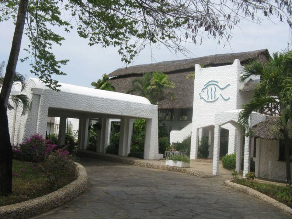 Eingang Indian Ocean Hotel Jacaranda Indian Ocean Beach Resort