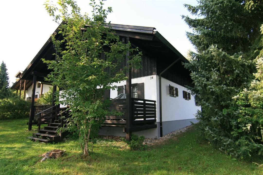 Blick auf die Terrasse vom eigenen Gartengrundstück Waldferiendorf Regen