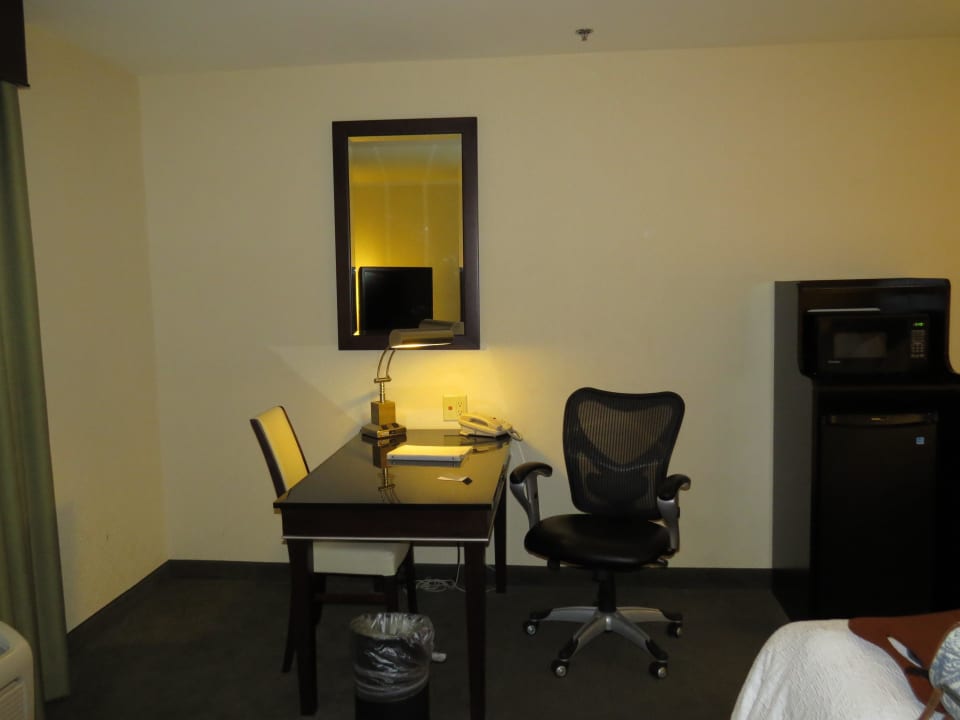 Schreibtisch, Kühlschrank und Mikrowelle im Zimmer Hotel Hampton Inn & Suites Las Vegas South