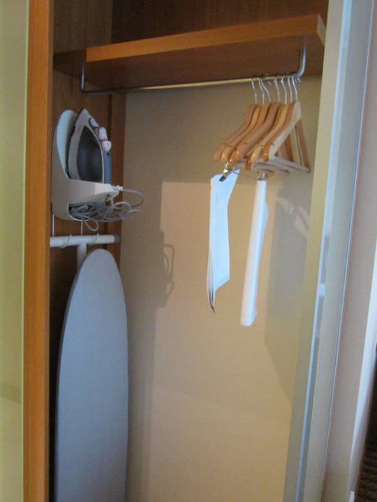 Zimmer / Schrank Hampton by Hilton Berlin City West