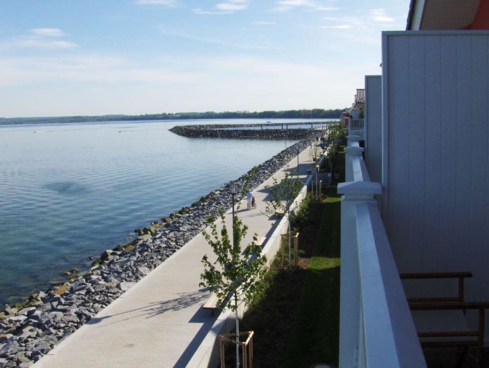 Blick auf die See vom Balkon aus - Richtung Marina BEECH Resort Boltenhagen