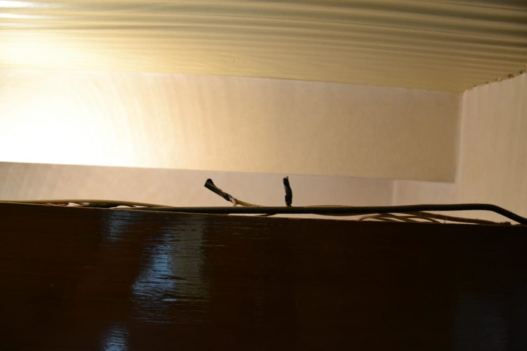 Offene Stromkabel auf dem Schrank The Tawana Bangkok