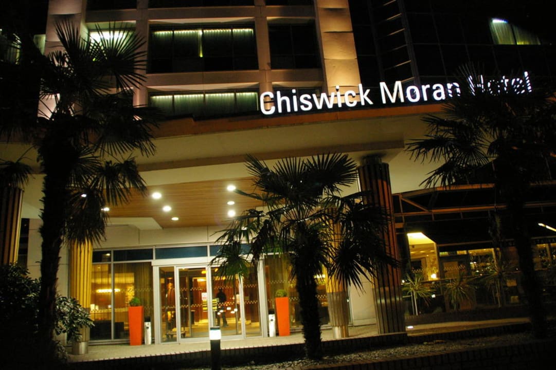 Hoteleingang am Abend Clayton Hotel Chiswick