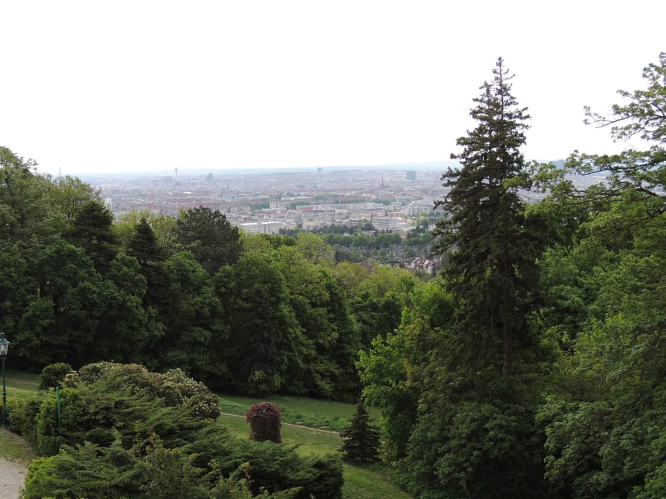 Garten und Ausblick Austria Trend Hotel Schloss Wilhelminenberg