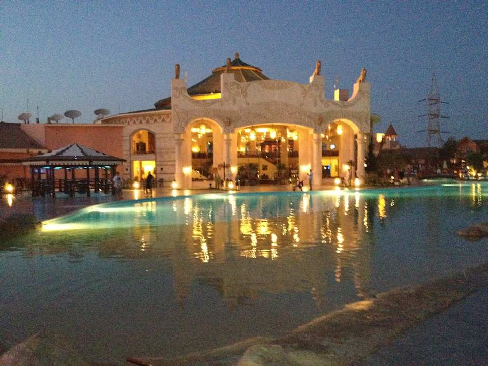 Abends vor der Lobby Pickalbatros Jungle Aqua Park Resort - Neverland Hurghada