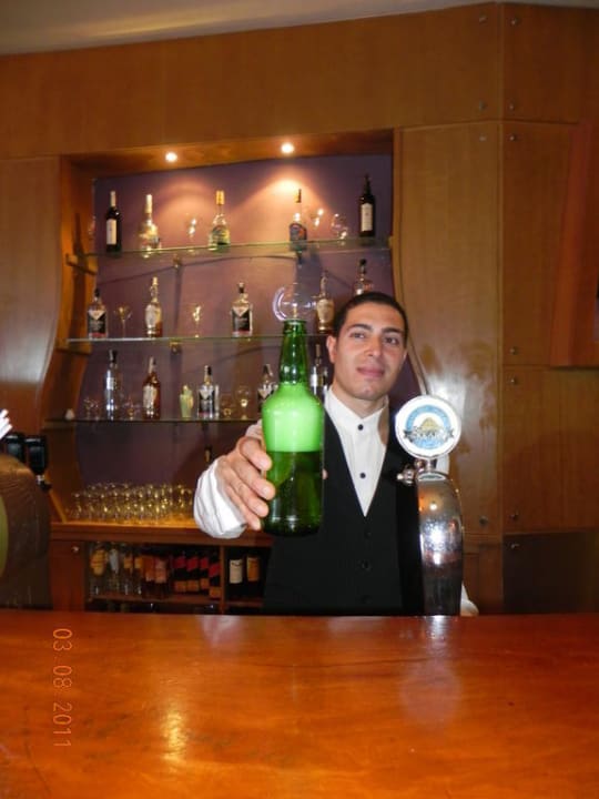 Bardzo sympatyczny barman w lobby barze Serenity Alpha Beach