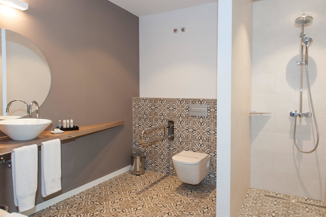 Bathroom Molí del Mig by URH