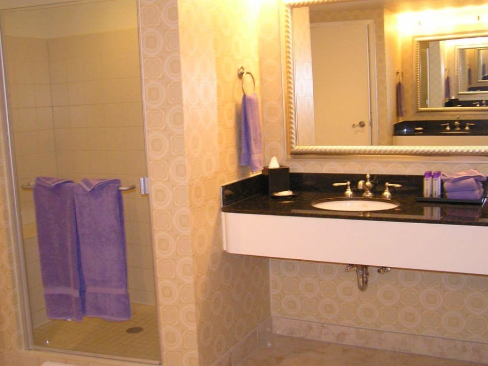 Eine Seite des Badezimmers Hotel Planet Hollywood Resort & Casino