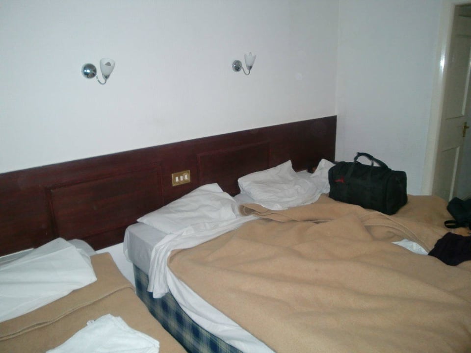 Ein Bett weniger und man hätte Platz zum Stehen Whiteleaf Hotel