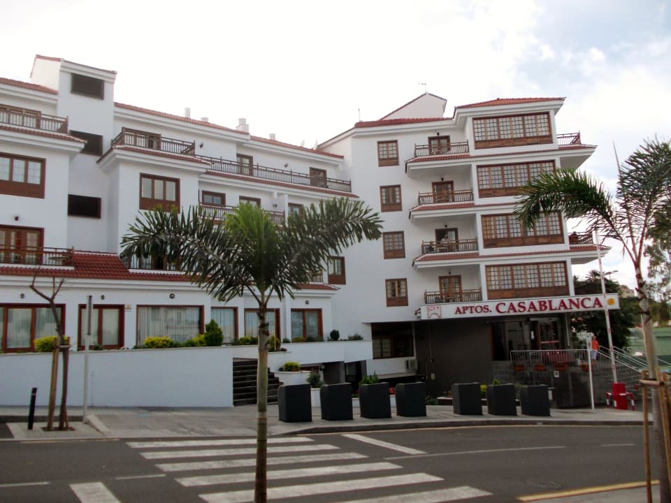 Die Straße Calz Martianez vor der Apartmentanlage Apartamentos Casablanca