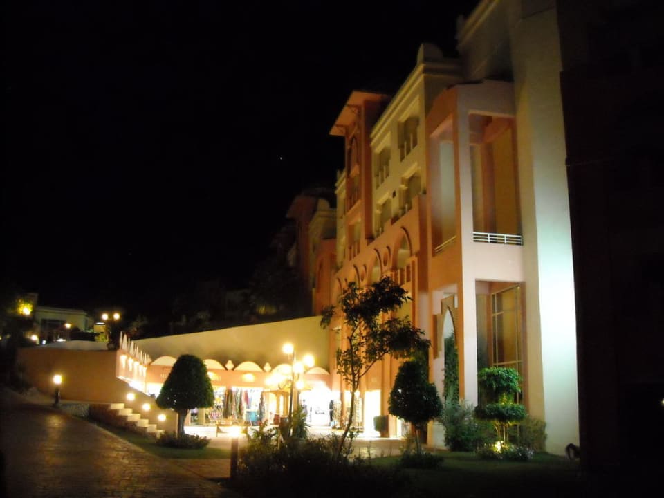 Pasaż ze sklepami Serenity Alpha Beach