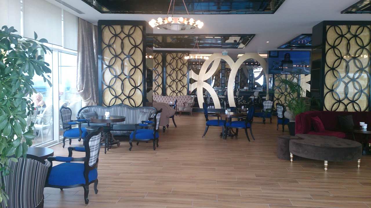 Piano Bar Azura Deluxe Resort & Spa Hotel