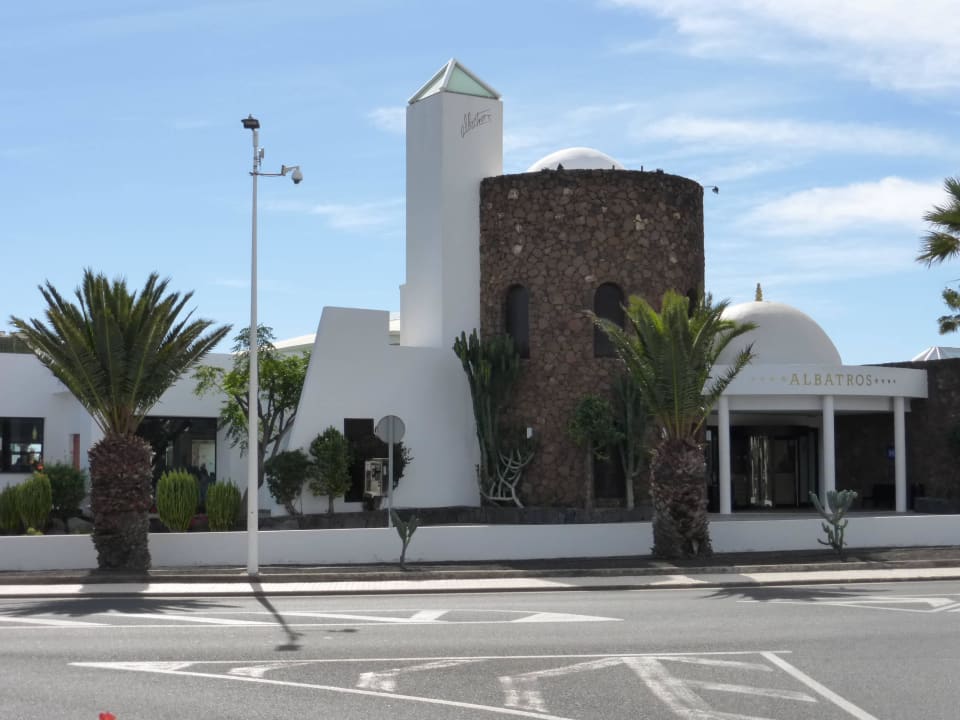 Aussenansicht Haupteingang allsun App.-Hotel Albatros