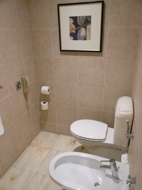 Bad im Zimmer 1321 Corinthia Lisbon