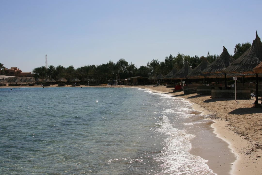 Strand vom Steg Richtung Hotel Mövenpick Resort El Quseir