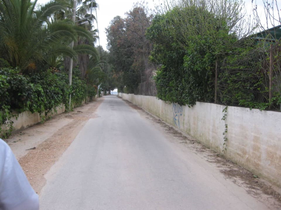 Zufahrt zum Hotel The Grove Seaside Hotel