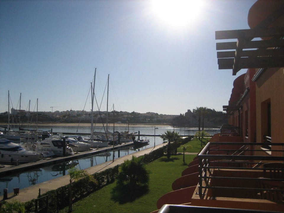 Hafen und weiter hinten der Rio Arade NH Marina Portimão Resort