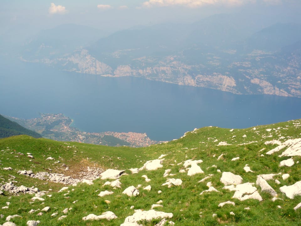 Blick: Monte Baldo auf den See; unten: Malcesine Hotel Gardenia & Villa Charme