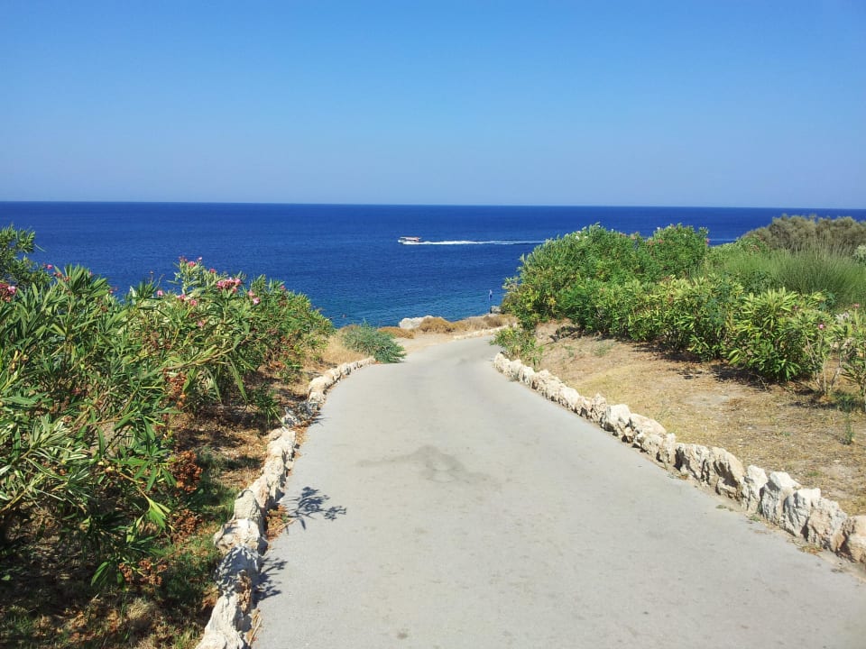 Weg zum Hotelstrand Kresten Palace Hotel