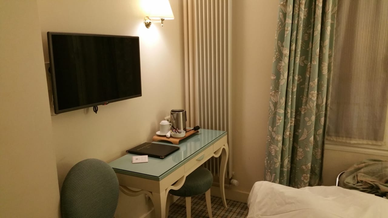Zimmer mit Fernseher und Wasserkocher inkl. Tee und Kaffee  Hotel Etoile Saint Ferdinand by HappyCulture