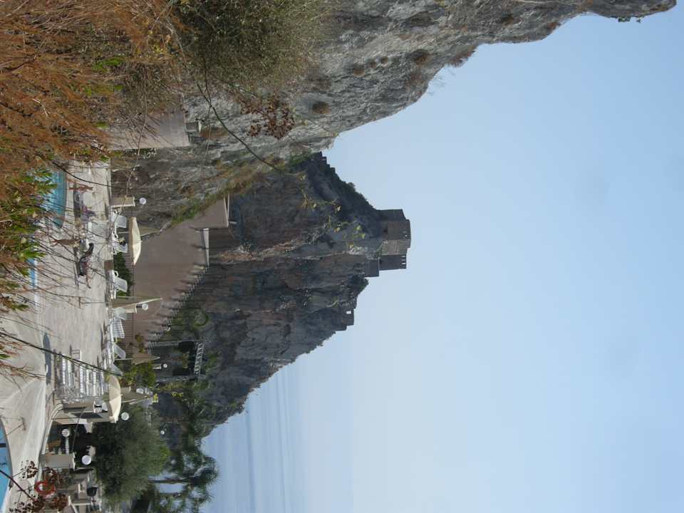 Zameczek widoczny z hotelu Capo dei Greci Taormina Coast Resort Hotel & Spa