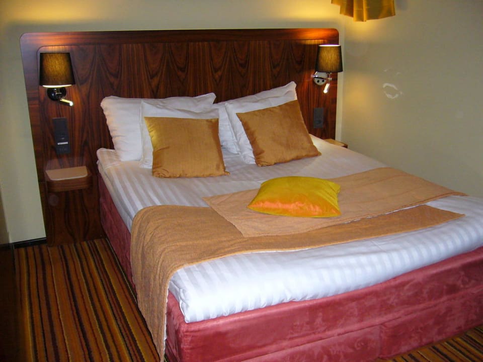 Большая и мягкая кровать с теплым одеялом Clarion Collection Hotel Katajanokka