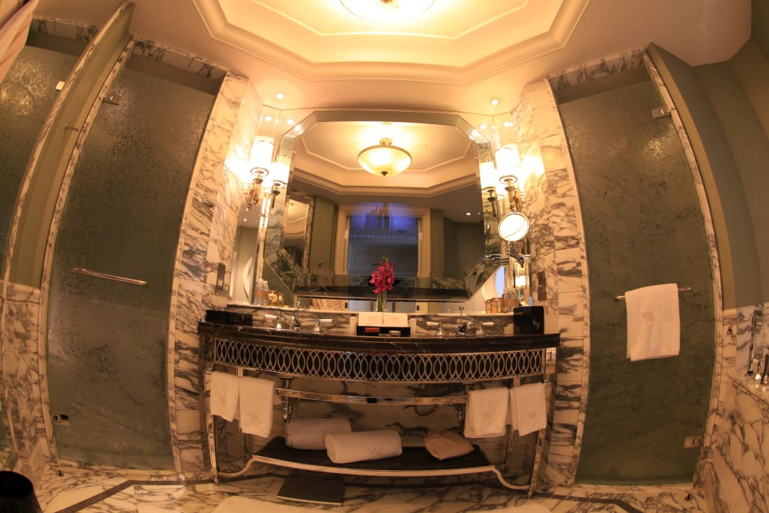 Bad Hotel Waldorf Astoria Shanghai on the Bund