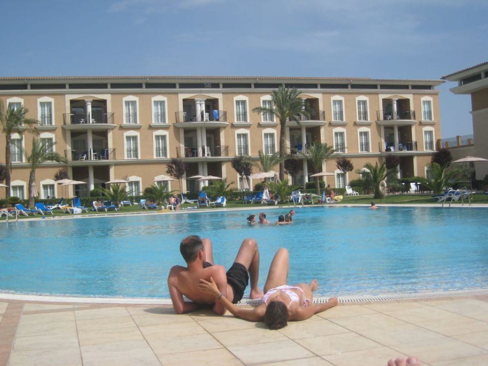 Ansicht des Pools von der Liegewiese Grupotel Playa de Palma Suites & Spa