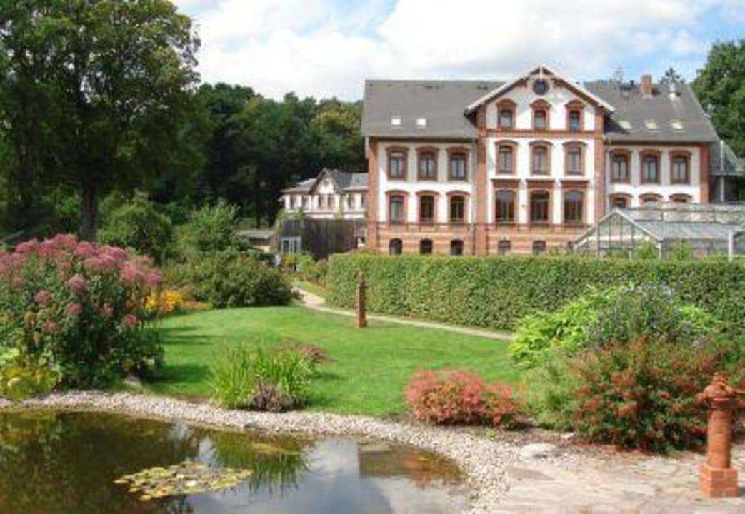 Blick vom Garten auf das Hotel Hotel Am Tiefwarensee