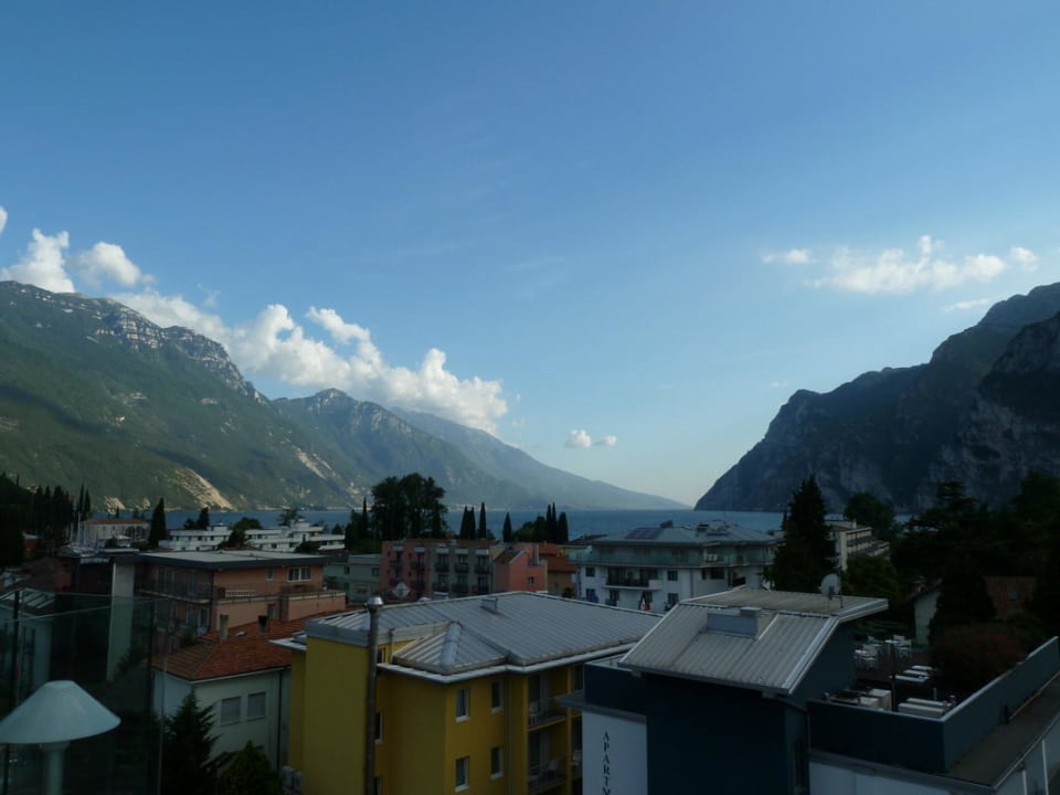 Blick Richtung Gardasee Hotel Kristal Palace - TonelliHotels
