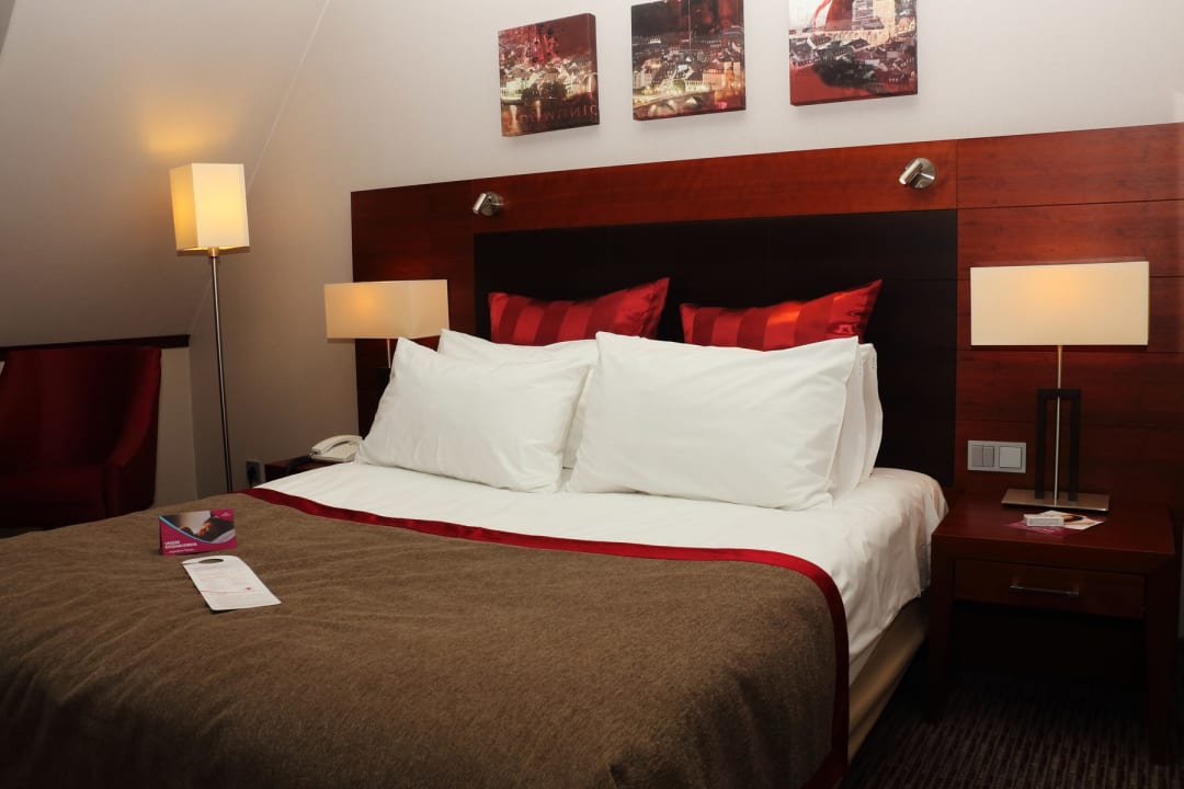 "Zimmer mit Queensize Bett" Swissotel The Stamford ...