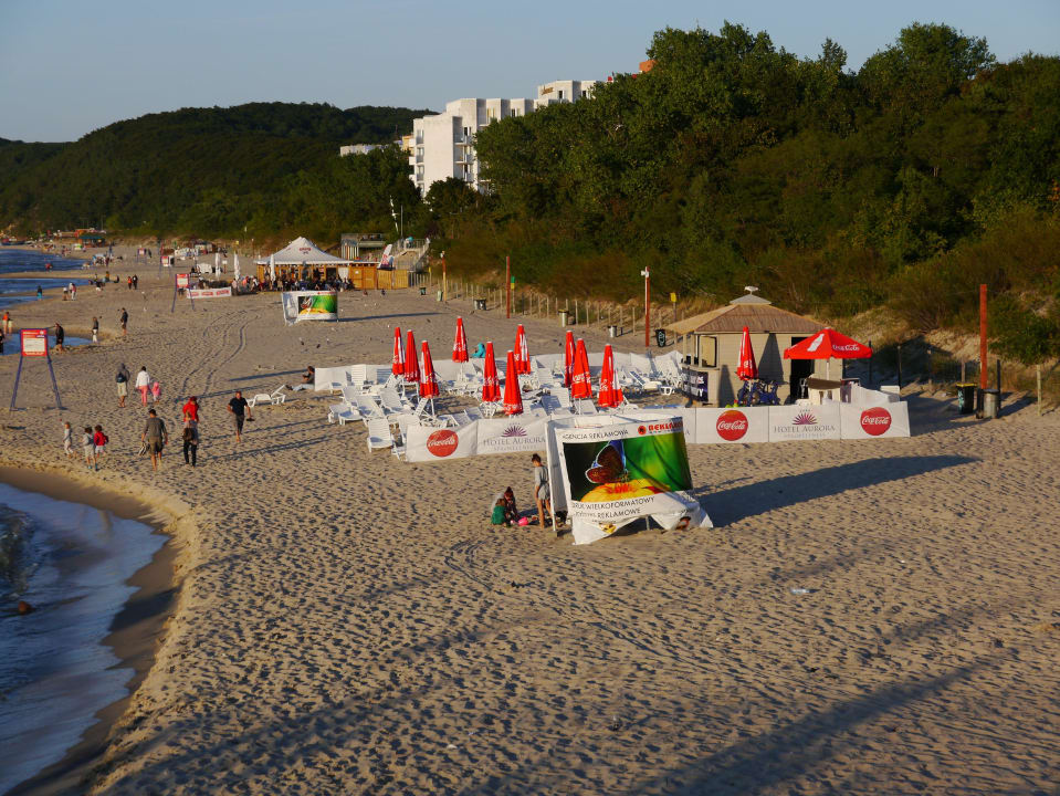 Hoteleigener Strand mit liegen und Decken  Hotel Aurora Family & SPA