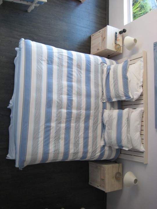 Blick vom Obergeschoss auf das Bett im Erdgeschoss Guesthouse Villa Cape Agulhas