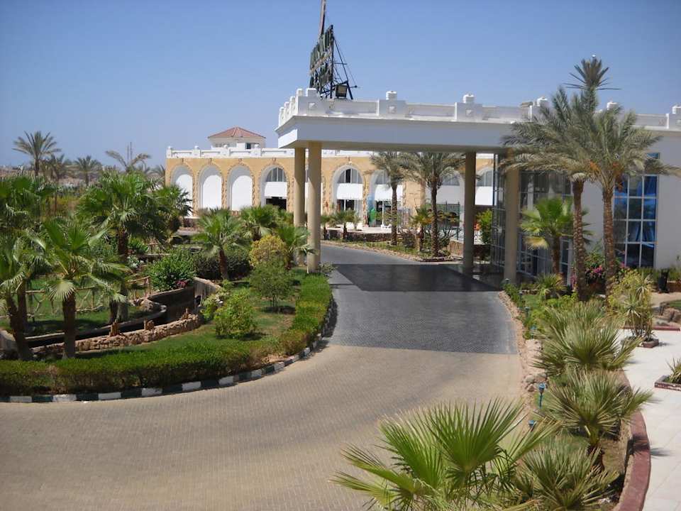 Widok z okna pokoju na główne wejście do hotelu Hotel Amarante Garden Palms Resort