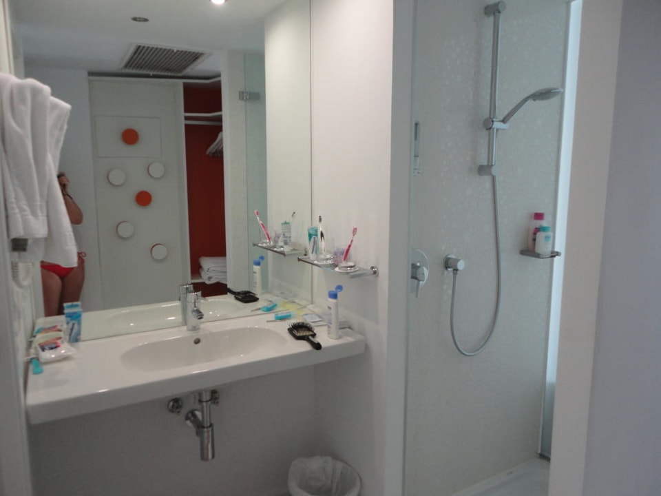 Bad mit offener Dusche  Iberostar Waves Bahia de Palma