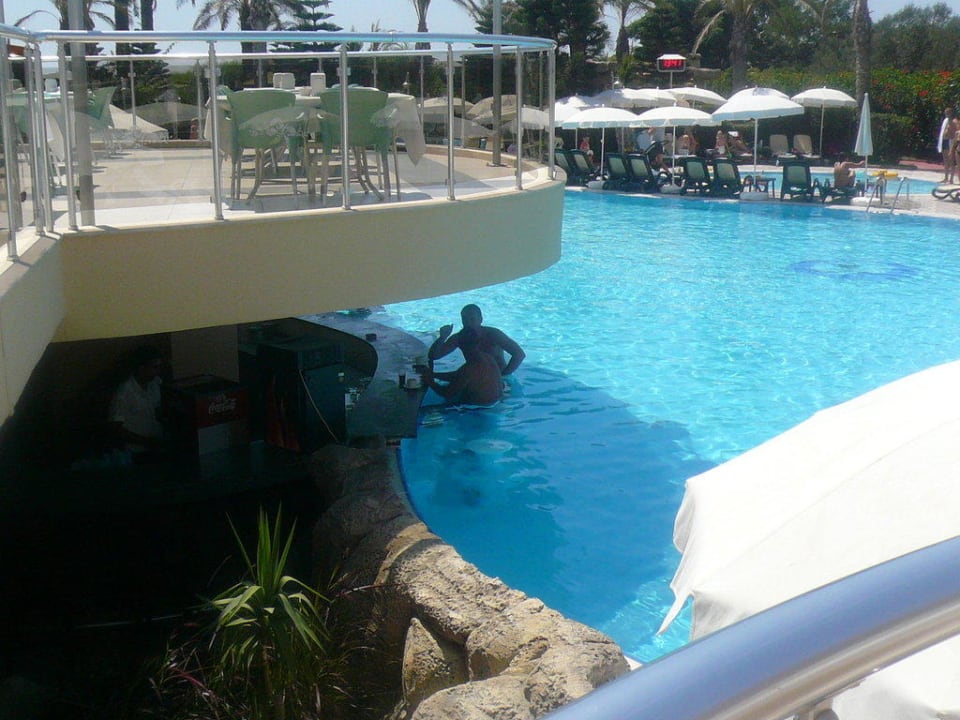 Blick auf Poolbar Side Sun Hotel