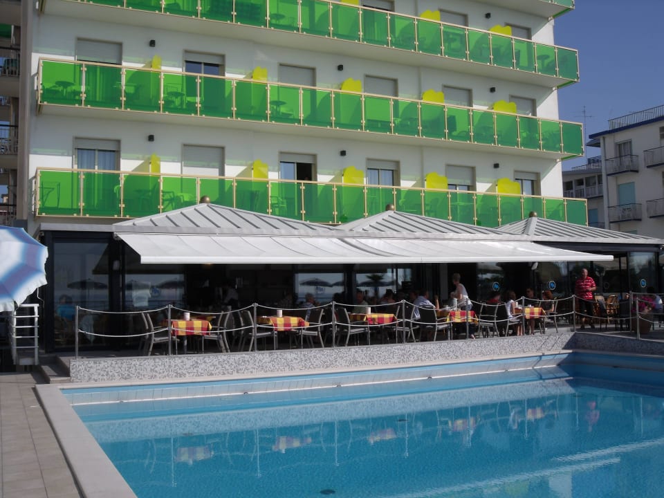 Hauptpool und Terrasse für Frühstück Hotel Bristol