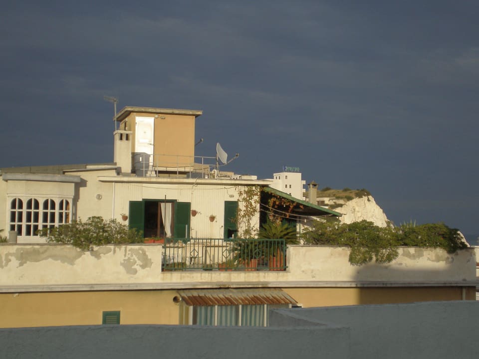 Blick von Dachterrasse zum Gegenüber Hotel Degli Aranci