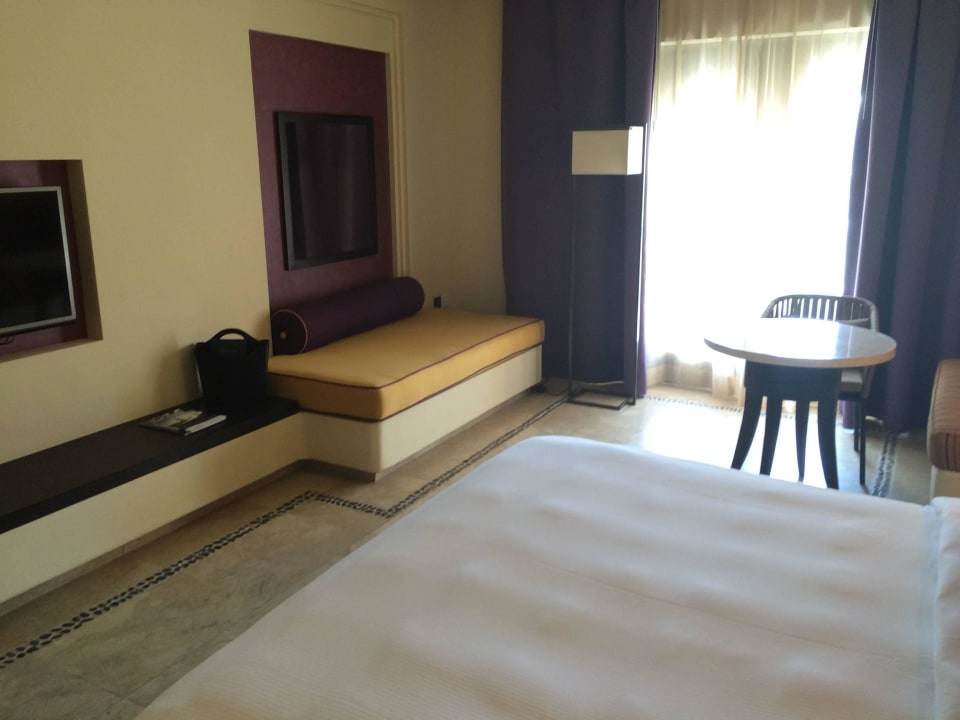 Div. Sitzmöglichkeiten im Zimmer Salalah Rotana Resort