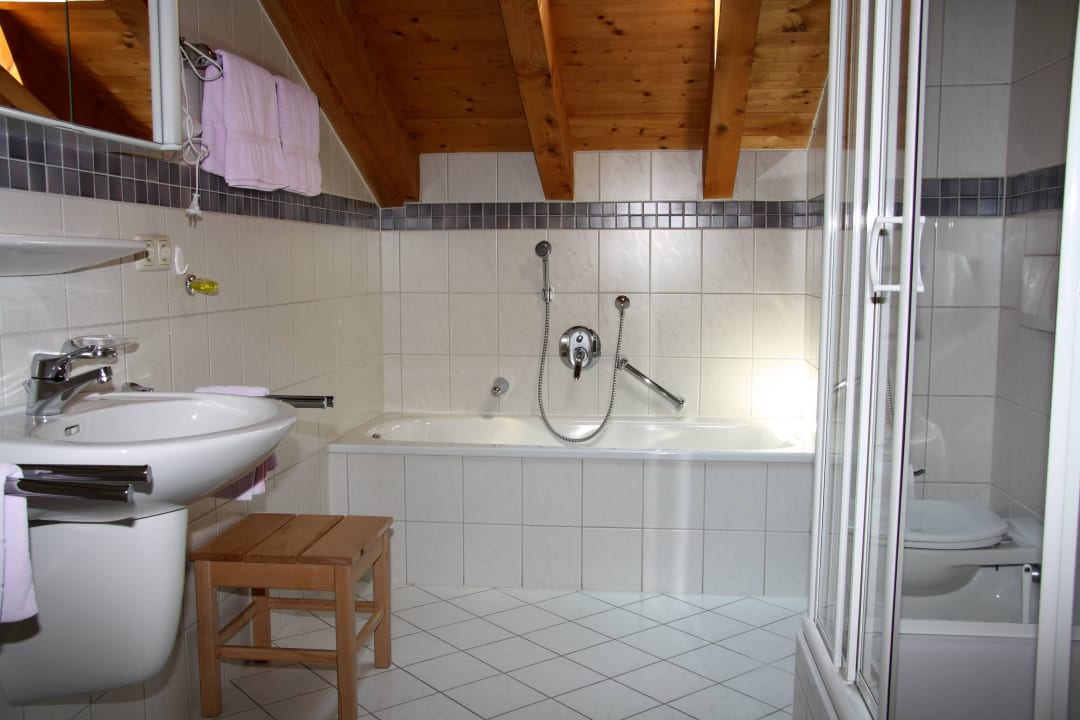 Badewanne + Dusche + WC Haus am Maibaum